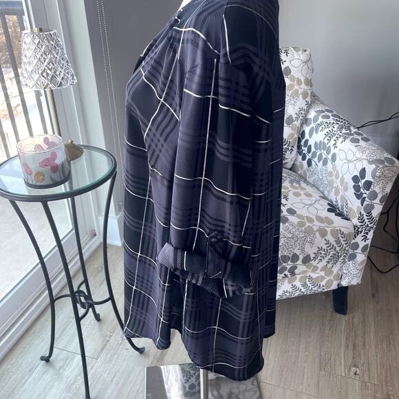 Torrid Harper  Pullover Tab Sleeve Top Sz 3X - Picture 2 of 8